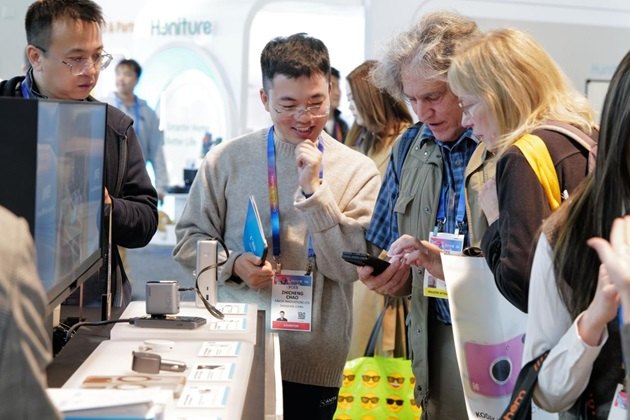 Anker在CES 2025展会上大放异彩:钙钛矿太阳能技术引领充电领域新潮流